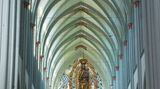 Altenberg - Gotteshaus  Der Altenberger Dom im Bergischen Land ist der kleine Bruder des dunklen, bunten Kölner Doms. Da die Zisterzienser keine farbigen Kirchenfenster duldeten, schufen sie fantastische Ornamente in Grau und Schwarz. Nur das Westfenster ist golden erleuchtet. Wer nur einen Funken Spiritualität in sich hat – hier flackert er auf.  www.altenberger-dom.de  Auf der Lokalpatrioten-Karte anschauen