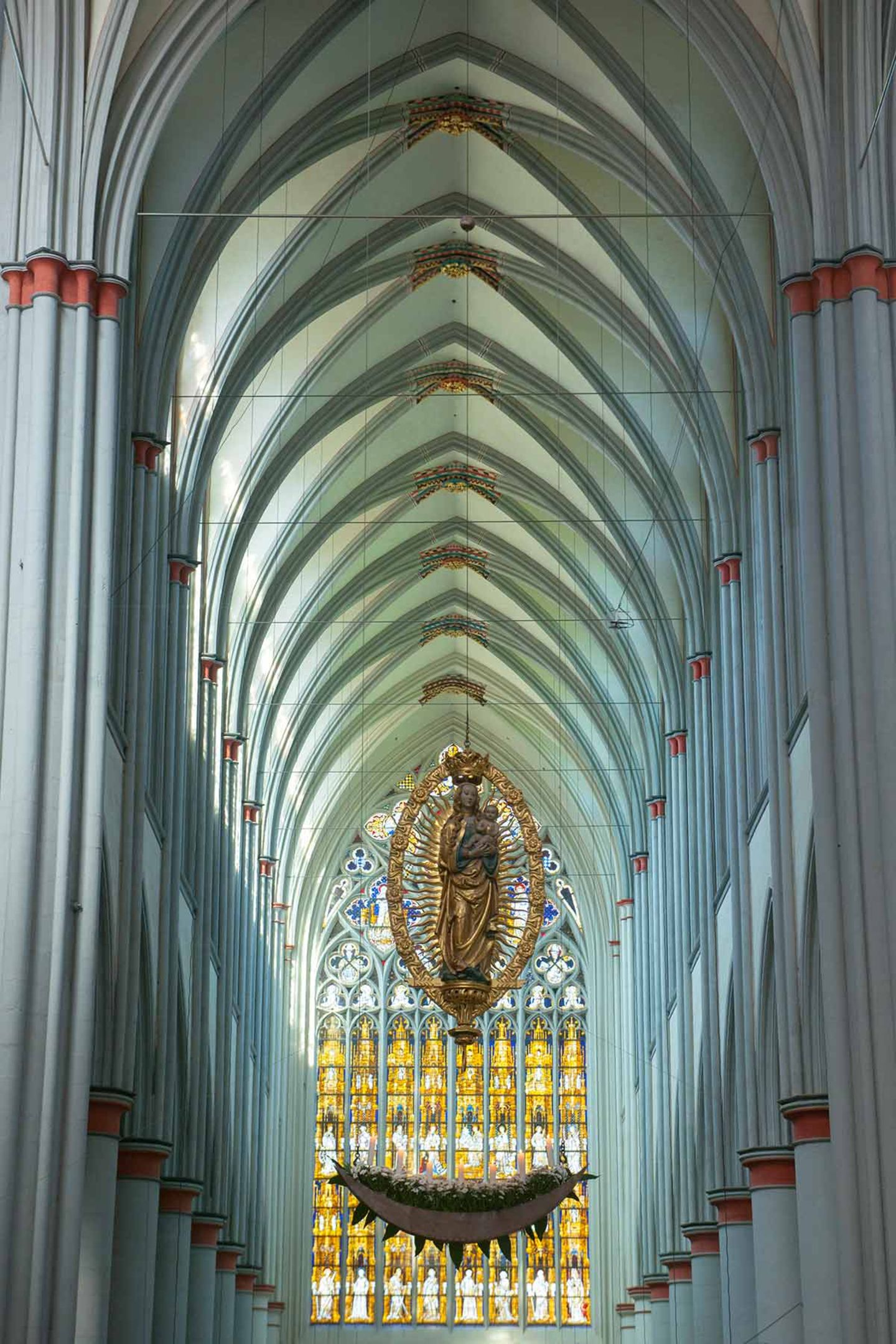 Altenberg - Gotteshaus  Der Altenberger Dom im Bergischen Land ist der kleine Bruder des dunklen, bunten Kölner Doms. Da die Zisterzienser keine farbigen Kirchenfenster duldeten, schufen sie fantastische Ornamente in Grau und Schwarz. Nur das Westfenster ist golden erleuchtet. Wer nur einen Funken Spiritualität in sich hat – hier flackert er auf.  www.altenberger-dom.de  Auf der Lokalpatrioten-Karte anschauen