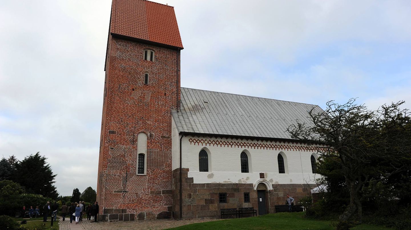 Sylt - Seelen-Ruhe  Es gibt im Sylter Sommer den Ort, wo das rasende Ich zum Stillstand kommt: in der Kirche St. Severin, „auf der Grenze zwischen Land und Meer, Himmel und Erde“. So beschreibt die Pastorin Susanne Zingel den Punkt, an dem die Sucht des Sehnens und die Suche nach dem Selbst ineinanderfließen. Hier kann die Seele ankommen.  www.st-severin.de  Auf der Lokalpatrioten-Karte anschauen