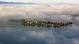 Chiemsee - Insel des Schweigens  Die Benediktinerinnen auf der Fraueninsel im Chiemsee – 12 Hektar groß, 300 Einwohner – leben einen dörflichen, bayerischen Katholizismus. Dass im Refektorium Ayurveda-Gerichte aus den Töpfen eines indischen Kochs aufgetragen werden, ist kein Widerspruch. In Sichtweite des Eilands: die Herreninsel, wo der spinnerte Bayernkönig Ludwig einen Versailles-Nachbau errichtete. Auf der Fähre zur Insel summen viele Sprachen. Nach dem Anlegen ist Ruhe. Schnell in die Kapelle. Sitzen, lesen, schweigen. Danke, Schwestern.  www.frauenwoerth.de  Auf der Lokalpatrioten-Karte anschauen