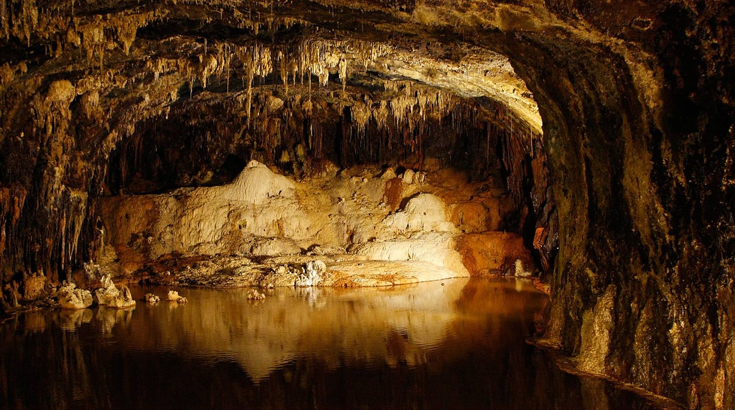 Saalfeld - Fahrt zur Höhle  Am Rande des Thüringer Schiefergebirges machten sich vor 500 Jahren Bergleute an den Abbau von Alaunschiefer. Es entstanden riesige unterirdische Hohlräume, die später sich selbst überlassen wurden. Die Natur verwandelte die Räume in farbenprächtige Tropfsteinhöhlen und Bergseen. Allerdings taugen die Feengrotten nicht für Klaustrophobe: Die Gänge sind schmal und an manchen Stellen gerade mal 1,70 Meter hoch. Wer sich nicht fürchtet, bekommt eine bizarre unterirdische Märchenwelt zu sehen.  www.feengrotten.de  Auf der Lokalpatrioten-Karte anschauen