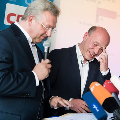 Berliner CDU-Landeschef Frank Henkel und sein Generalsekretär Kai Wegner versuchen ihre Enttäuschung wegzulächeln. Die Berliner CDU-Mitglieder votierten gegen die gleichgeschlechtliche Ehe. 