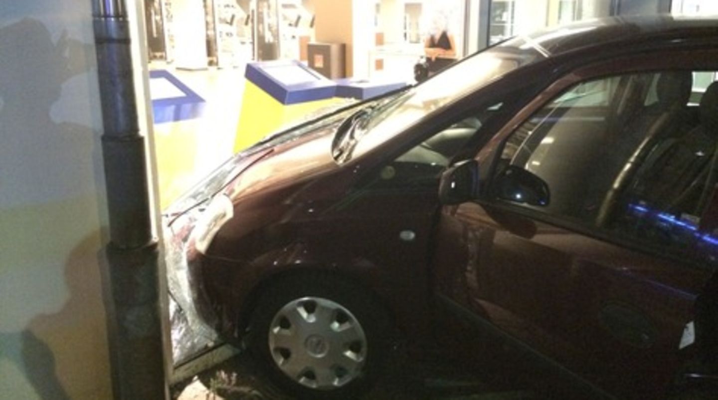 Auto fährt durch die Scheibe eines Fitnessstudios