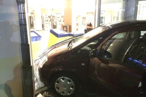 Auto fährt durch die Scheibe eines Fitnessstudios