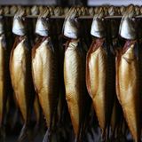 Schwarz-Rot-Gold: Der Ostseeort ist so deutsch, dass man im "Räucherhaus" nationalfarbig sitzt. Dort wird mit alten Rauchschränken gearbeitet, die von Teerglanz schillern und Aal, Forelle und Makrele bergen, die wie Juwelen leuchten. Und während man dazu sein Bier am Holztisch trinkt und in den roten Abendhimmel schaut, macht einen das froh. www.raeucherhaus.net