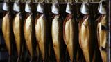 Schwarz-Rot-Gold: Der Ostseeort ist so deutsch, dass man im "Räucherhaus" nationalfarbig sitzt. Dort wird mit alten Rauchschränken gearbeitet, die von Teerglanz schillern und Aal, Forelle und Makrele bergen, die wie Juwelen leuchten. Und während man dazu sein Bier am Holztisch trinkt und in den roten Abendhimmel schaut, macht einen das froh. www.raeucherhaus.net