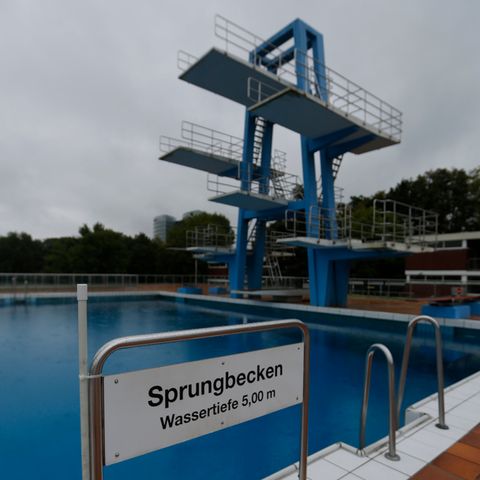 (Archivbild) Zwei Männer sterben in einem Freibad in Kulmbach