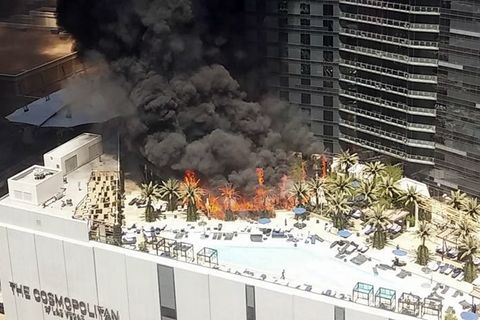 Die Pool-Anlage des Hotels "The Cosmopolitan" steht in Flammen