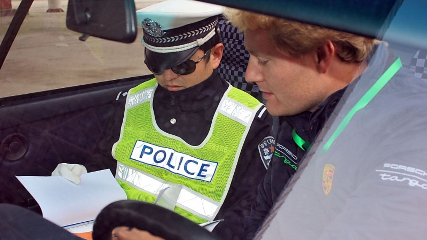 Da staunt selbst die Polizei in China, dass ein solch altes Auto noch so schnell bewegt werden kann.