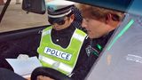 Da staunt selbst die Polizei in China, dass ein solch altes Auto noch so schnell bewegt werden kann.