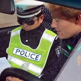 Da staunt selbst die Polizei in China, dass ein solch altes Auto noch so schnell bewegt werden kann.