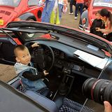 Ob Groß oder Klein - ein Porsche 911 SC Targa hat jede Menge Fans.