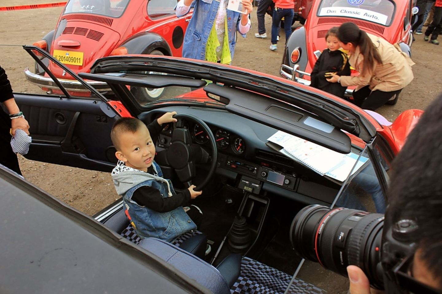 Ob Groß oder Klein - ein Porsche 911 SC Targa hat jede Menge Fans.