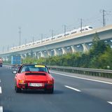 10,4 Liter Super Benzin benötigt er auf 100 Kilometern.