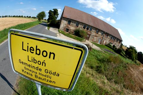 Das Ortsschild von Liebon vor einem verfallenen Haus