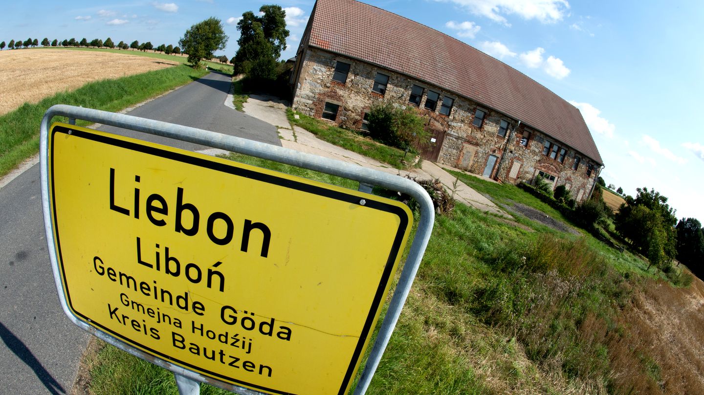 Das Ortsschild von Liebon vor einem verfallenen Haus