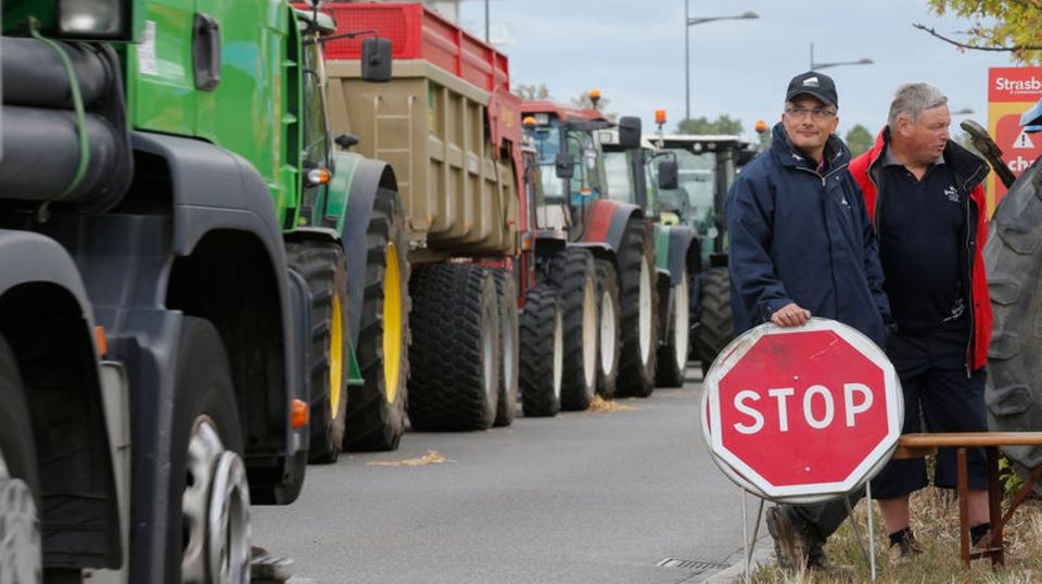 Traktoren blockieren die deutsch-französische Grenze