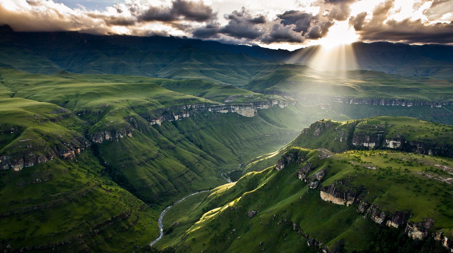 Die Drakensberge, über denen Poliza dieses Bild fotografierte, sind das höchste Gebirge in Südafrika. 