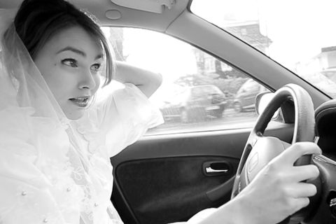 Neues Video zu "Can't Handle Love": Die Hamburgerin Emma Longard auf dem Weg zur Trauung.