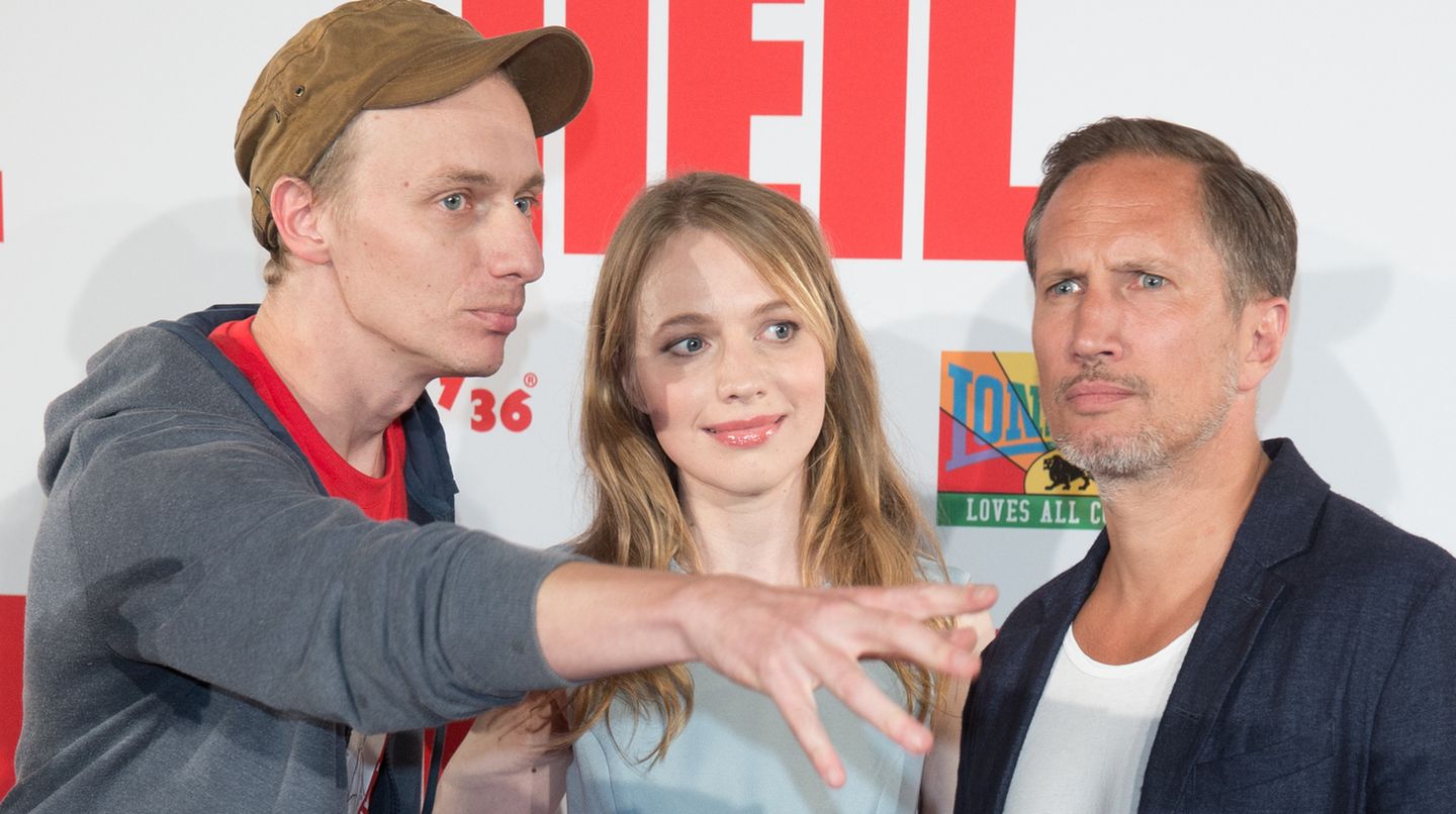Dietrich Brüggemann, dessen Schwester Anna und der Schauspieler Benno Fürmann bei der Premiere von "Heil"