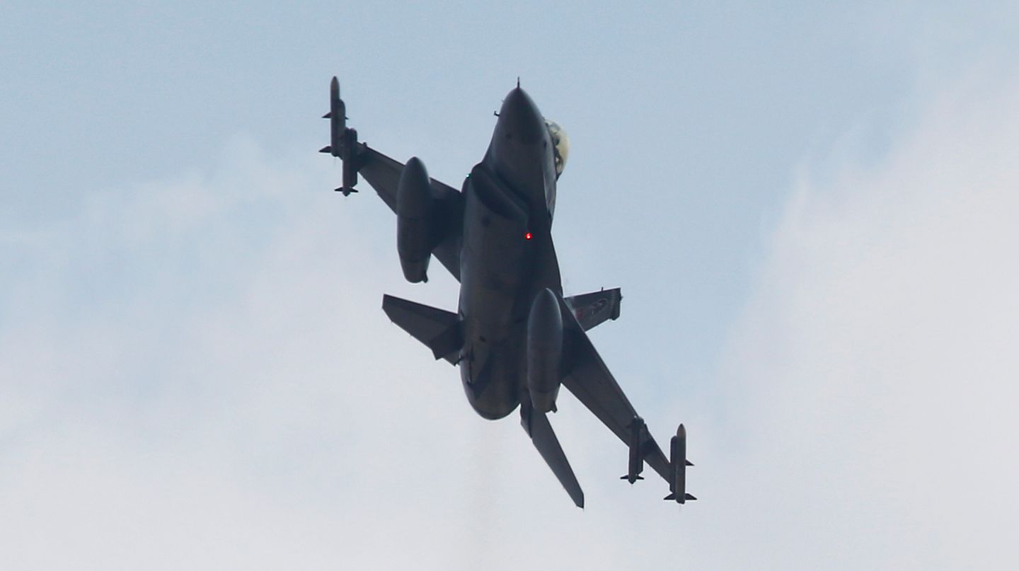 Ein türkisches Kampfflugzeug vom Typ F-16: Erstmals fliegt die Türkei Angriffe auf Stellungen des Islamischen Staates.