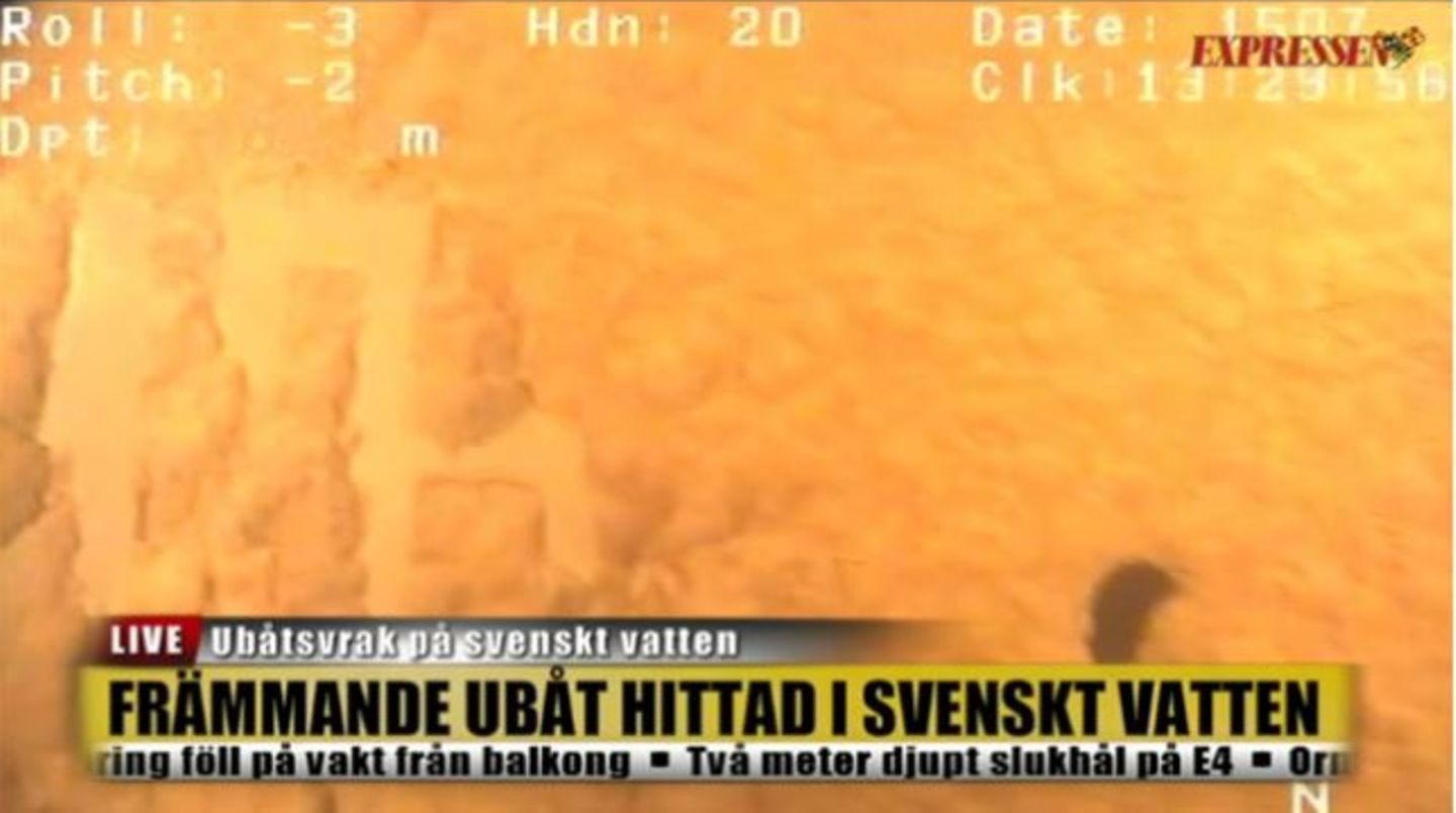 In einem Standbild aus einem Tauchvideo ist der Rumpf eines U-Bootes zu sehen, der kyrillisch beschriftet sein könnte