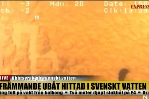 In einem Standbild aus einem Tauchvideo ist der Rumpf eines U-Bootes zu sehen, der kyrillisch beschriftet sein könnte