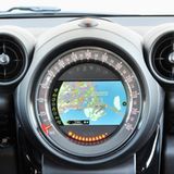 Der typische Pizza-Tacho im Mini Countryman