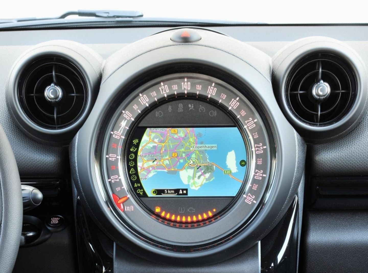 Der typische Pizza-Tacho im Mini Countryman