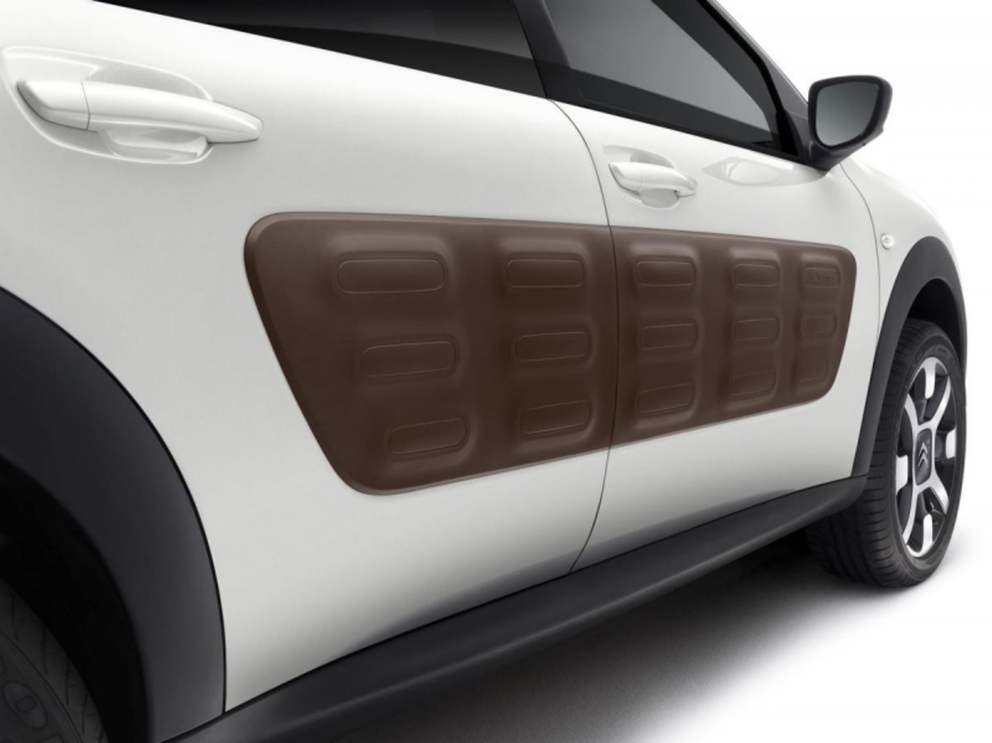 Die 34 "Airbumps" (ja auch Franzosen stehen auf Amerikanismen) sind nämlich mit Luft gefüllte Polyurethan-Puffer sind rund ums Auto platziert und schützen das Blechkleid des Cactus vor Parkplatzremplern Die 34 "Airbumps" (ja auch Franzosen stehen auf Amerikanismen) sind nämlich mit Luft gefüllte Polyurethan-Puffer sind rund ums A