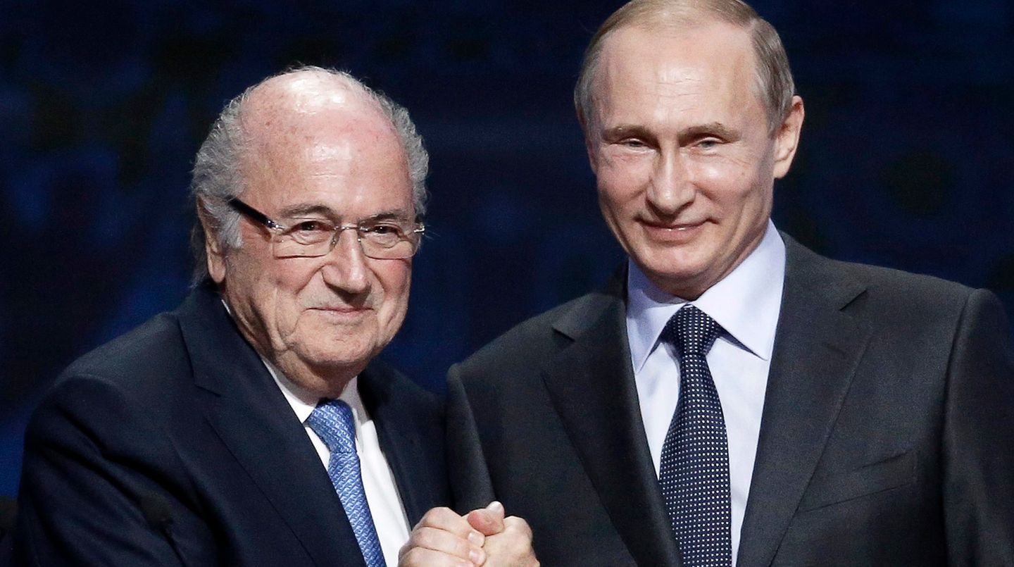 FIFA Präsident Joseph Blatter und der russische Präsident Wladimir Putin schütteln sich die Hände.