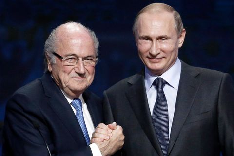 FIFA Präsident Joseph Blatter und der russische Präsident Wladimir Putin schütteln sich die Hände.