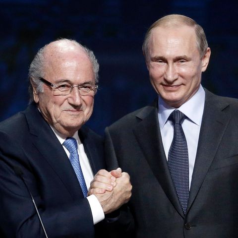FIFA Präsident Joseph Blatter und der russische Präsident Wladimir Putin schütteln sich die Hände.