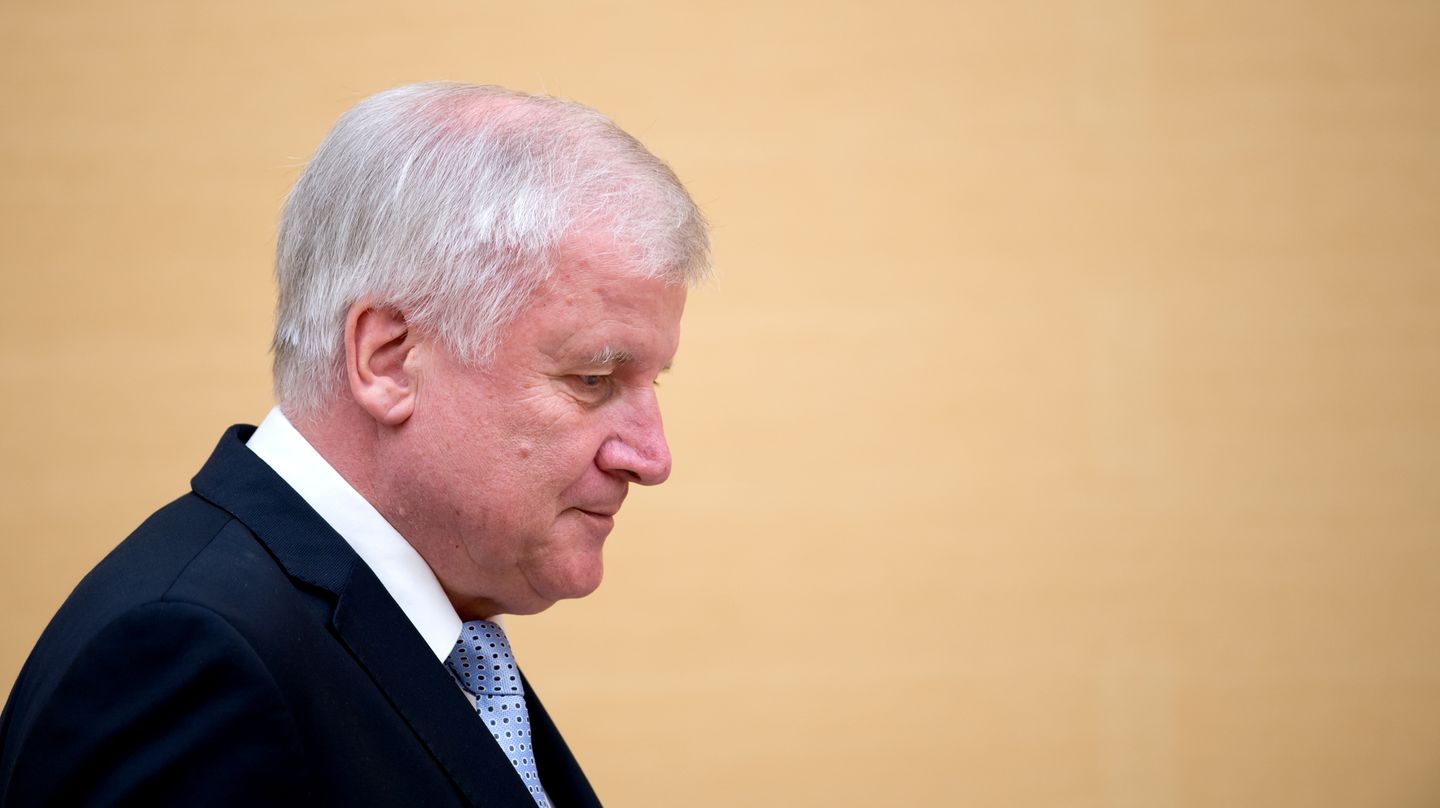 Der bayerische Ministerpräsident Horst Seehofer betritt mit leicht gesenktem Kopf den bayerischen Landtag.