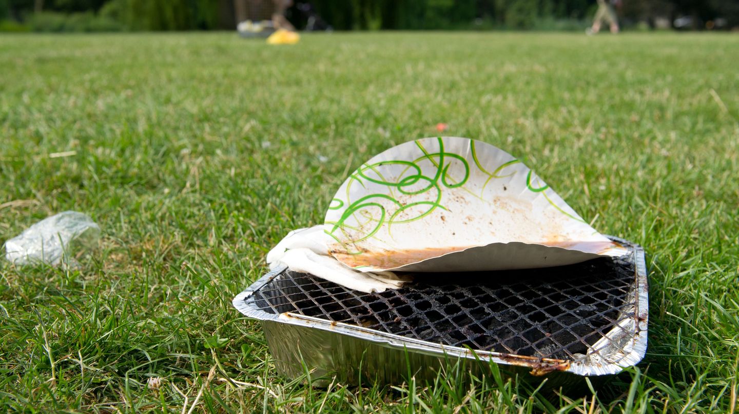 Ein benutzter Einweggrill im Park