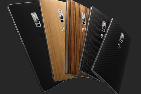 Das verschiedenen Wechsel-Rückseiten des Oneplus 2 liegen nebeneinander