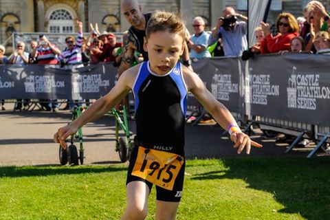 Ohne seinen Gehwagen überquert der achtjährige körperbehinderte Bailey Matthews die Ziellinie