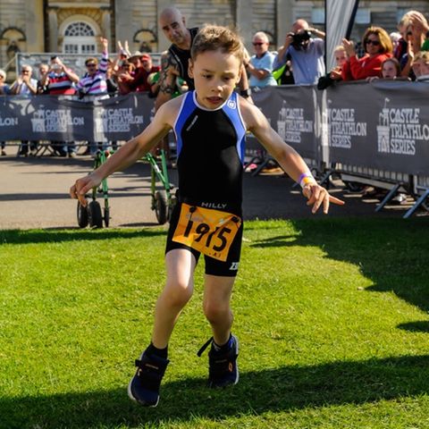 Ohne seinen Gehwagen überquert der achtjährige körperbehinderte Bailey Matthews die Ziellinie