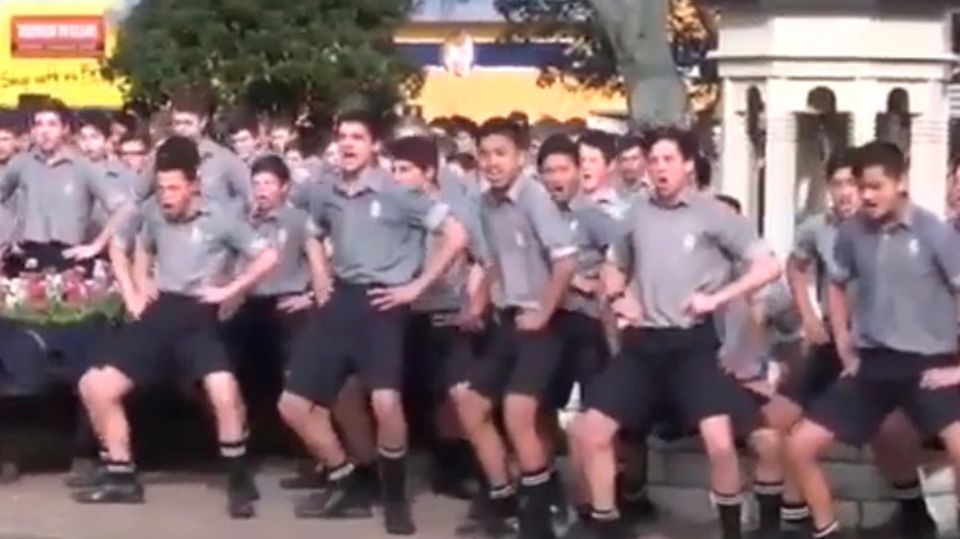 Schüler tanzen Kriegstanz auf Beerdigung Neuseeländische Schüler Tanzen Maori-Kriegstanz auf Beerdigung