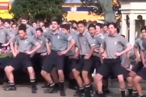 Neuseeländische Schüler Tanzen Maori-Kriegstanz auf Beerdigung