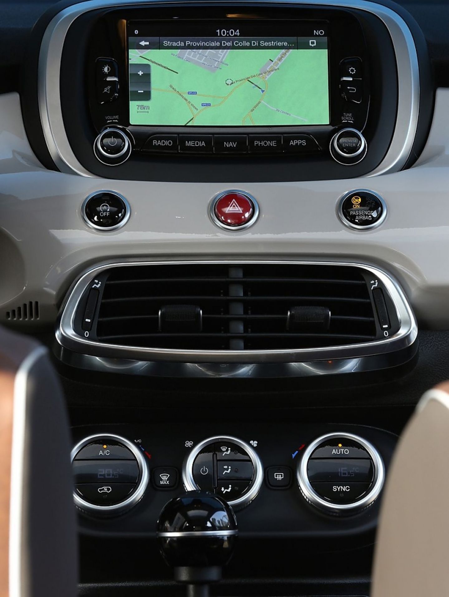 Das Navigationssystem mit dem Fünf-Zoll-Monitor erfüllt seine Pflicht