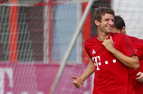 Thomas Müller lacht im Trikot des FC Bayern München