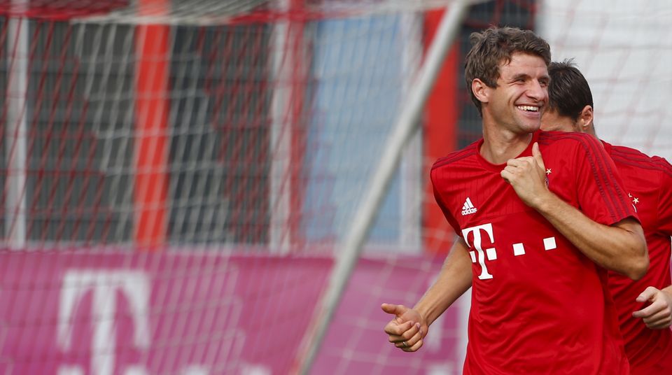 Thomas Müller lacht im Trikot des FC Bayern München