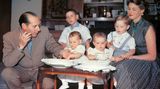 Eine stürmische Liebe: 1949 lässt Bergman ihren ersten Mann und die Tochter in Hollywood zurück und beginnt mit Regisseur Roberto Rossellini ein neues Leben. Zusammen mit Rossellinis Sohn Renzo und dem gemeinsamen Sohn Robertino, feiern die Rossellini-Bergmans den ersten Geburtstag der Zwillinge Isotta und Isabella im Juni 1953.