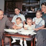 Eine stürmische Liebe: 1949 lässt Bergman ihren ersten Mann und die Tochter in Hollywood zurück und beginnt mit Regisseur Roberto Rossellini ein neues Leben. Zusammen mit Rossellinis Sohn Renzo und dem gemeinsamen Sohn Robertino, feiern die Rossellini-Bergmans den ersten Geburtstag der Zwillinge Isotta und Isabella im Juni 1953.