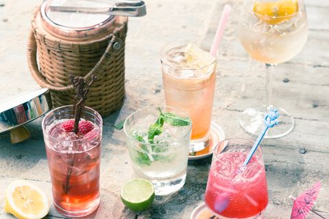 Verschiedene Sommercocktails auf einem Tisch