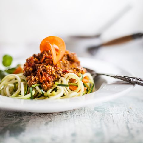 Ein Teller mit Zucchini-Nudeln und Fleischragú
