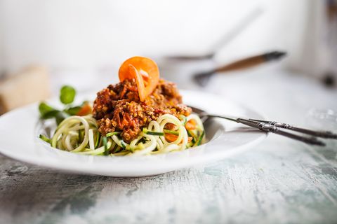 Ein Teller mit Zucchini-Nudeln und Fleischragú