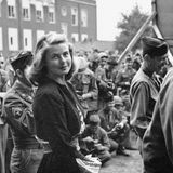 Zu Besuch in Berlin: Die Schauspielerin als Truppenbetreuung der GIs 1945.