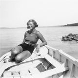 Schnappschuss aus dem privaten Fotoalbum: Bergman als Teenager beim Sonnenbaden auf einem Boot im Mälarsee in Schweden 1932.